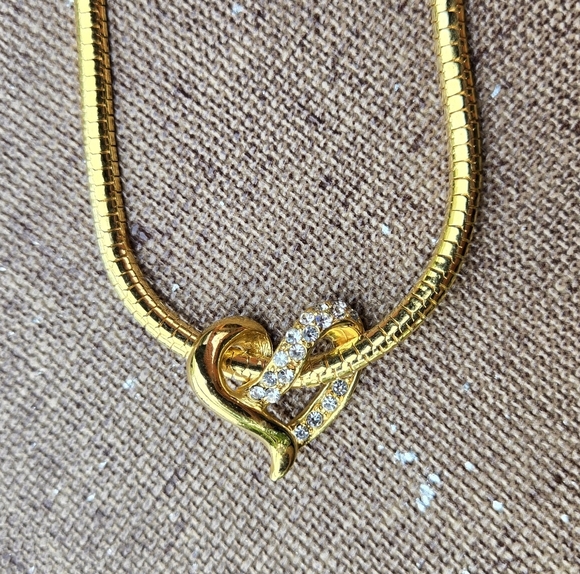 Avon Vlegant Gold Tone Heart Rehnistones Collar Necklace - Picture 7 of 17